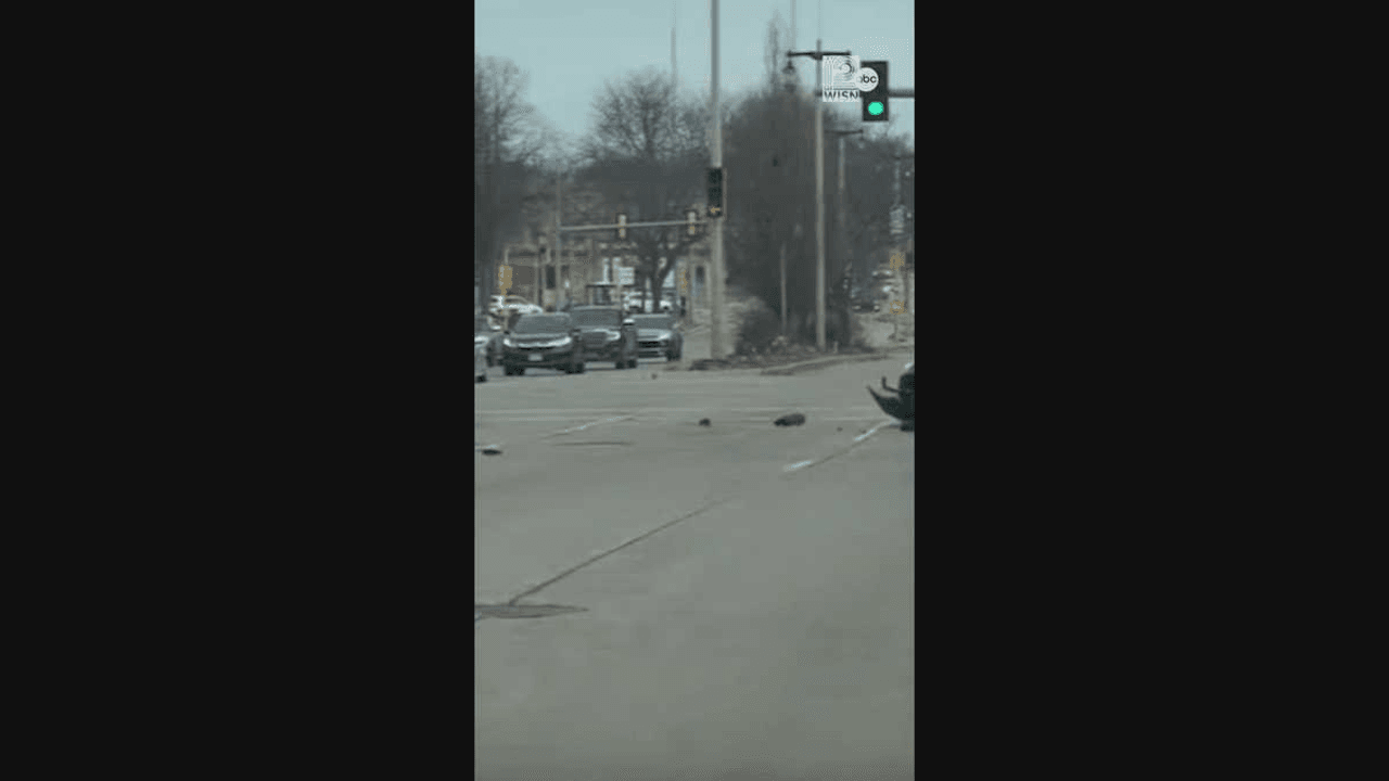Stolen car victim confronts thief in middle of Milwaukee street, police say