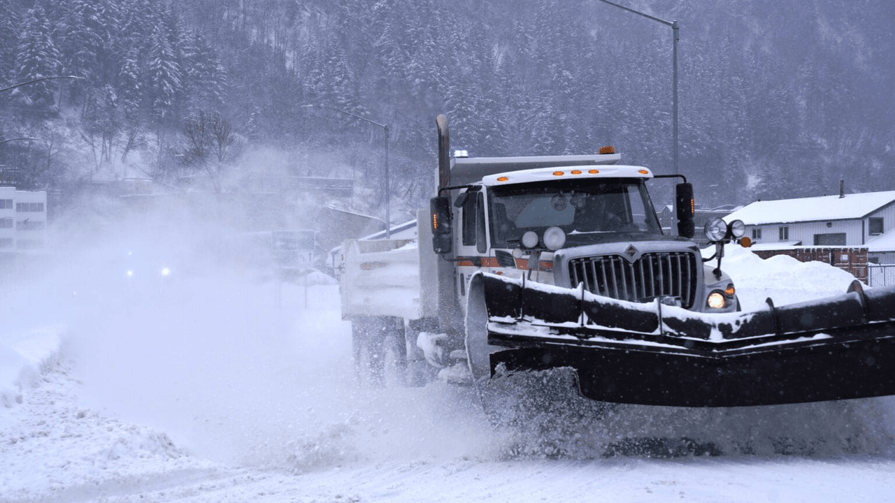 Snowstorm causes Juneau city facilities, Thane Road to close
